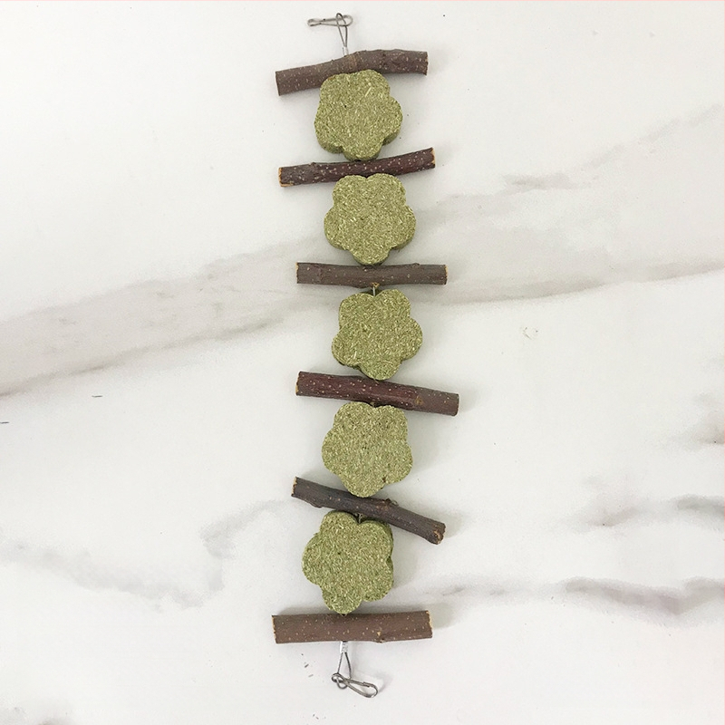 Džiovintas maistas triušiams ir hamstersiams — kramyklių lazdelės su Timotija žole ir obuolių šakelėmis, Carrot Valley