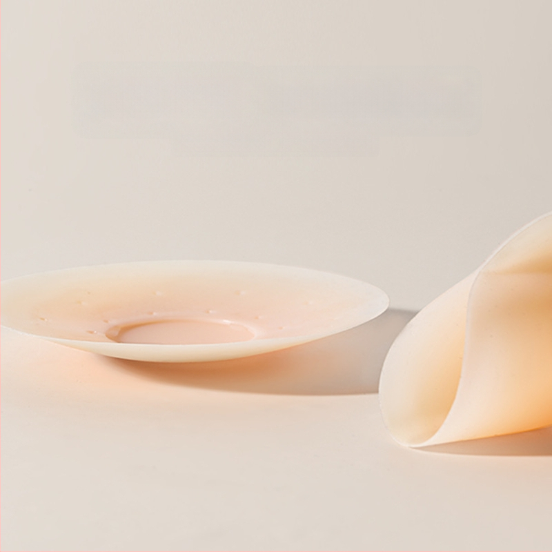 Silikono krūtų lipdukas – be žymių, kvėpuojantis, nematomas; plonas, spenelio forma: apvali; blizgus paviršius