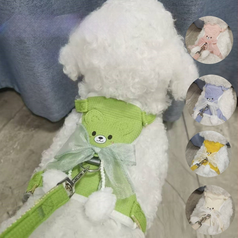 Reguliuojamos kačių pavadėlis vestos stiliaus su 3D kaspinu ir pūkuota kamuoliuku detales, poliesteris, su traukiamu mechanizmu