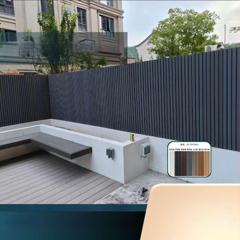 WPC plast-drevo lauko sienų plokštės kiemo sienoms; stilius: raštas, modernus minimalizmas; puiki akustinė izoliacija, puikus šilumos laidumas; diegimo paslaugos teikiamos.