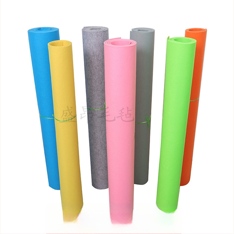 Poliesterio filco neausta audinys, 150 g/m², kardintas, namų tekstilėms