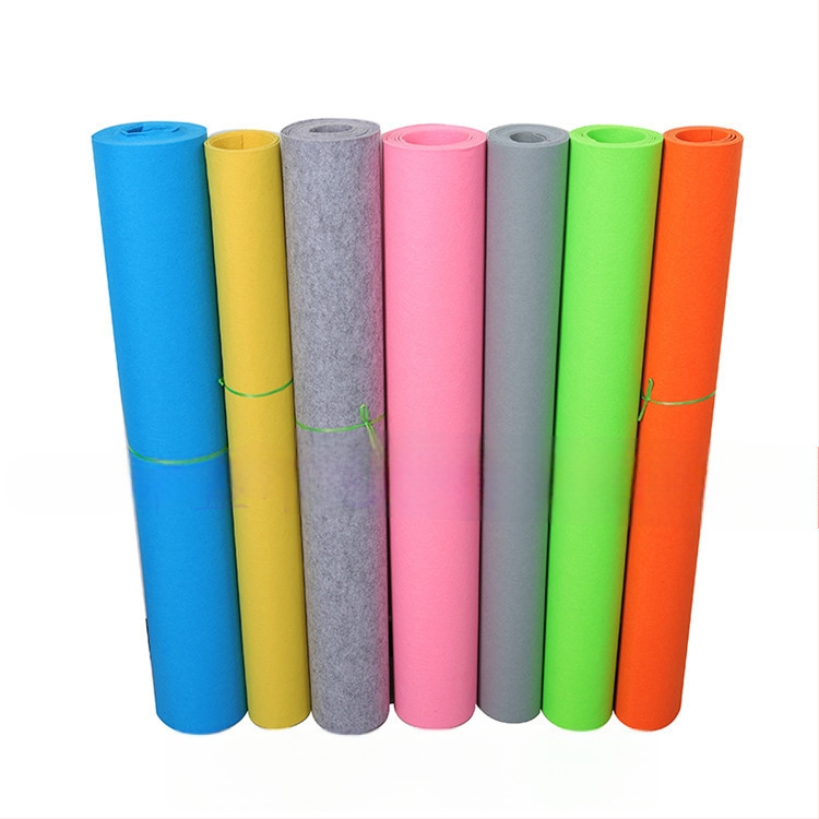 Poliesterio filco neausta audinys, 150 g/m², kardintas, namų tekstilėms