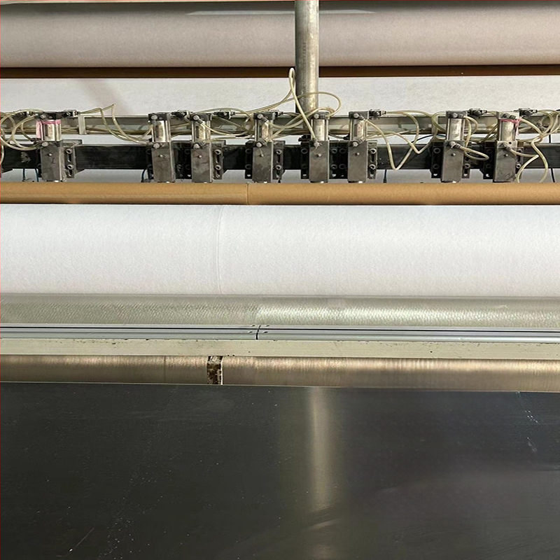 Automobilio stogo kompozicinė adata – adatos sujungtas neaustas medžiagos; poliesteris; priešgaisrinis ir aukštos temperatūros atsparumas; skirtas drabužių įdėklui bei saugojimui/pakavimui