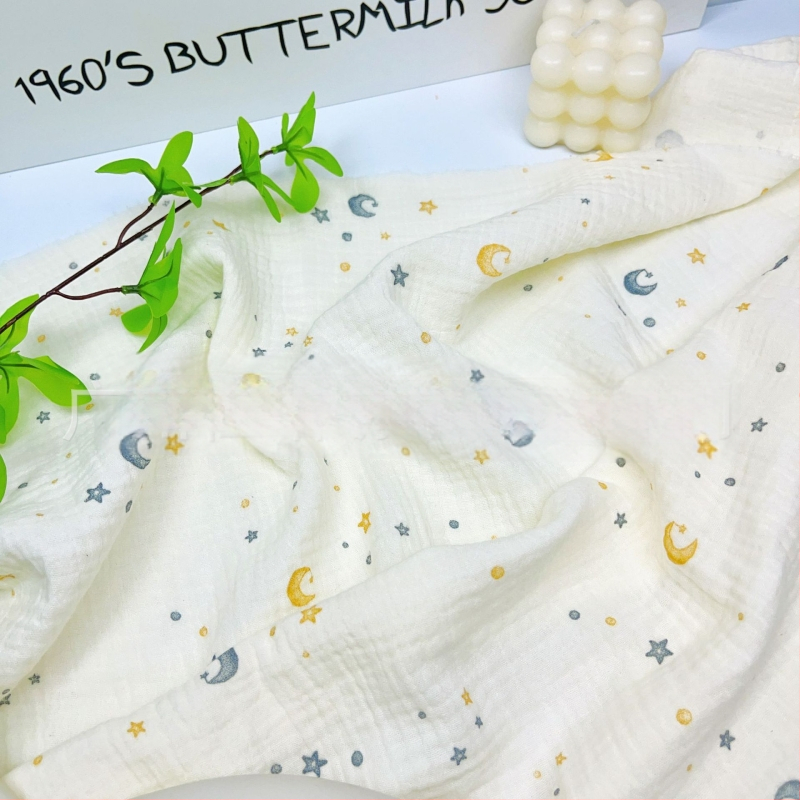 100% medvilnės dviejų sluoksnių krepp audinys su žvaigždės ir mėnulio piešiniu, tinkamas kūdikių drabužiams ir patalynėms, aplinkai draugiška spauda ir dažymas