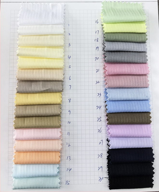 Marškinėliams skirta 100% medvilnės audinys su herringbone raštu, ekologiškas dažymas, tinka marškinėliams ir uniformoms