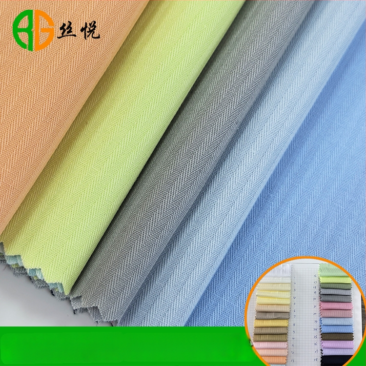 Marškinėliams skirta 100% medvilnės audinys su herringbone raštu, ekologiškas dažymas, tinka marškinėliams ir uniformoms