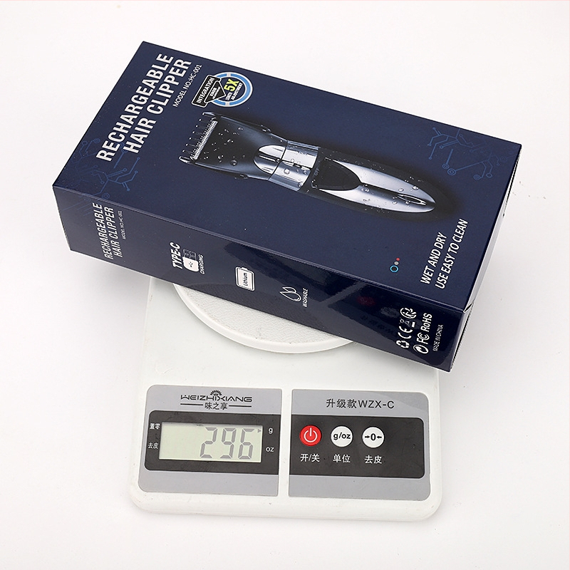 Elektrinis plaukų kirpimo aparatas su šepetėlių varikliu, nerūdijančio plieno peiliai, įmontuota 500–800 mAh baterija, veikimo laikas 1–3 valandos