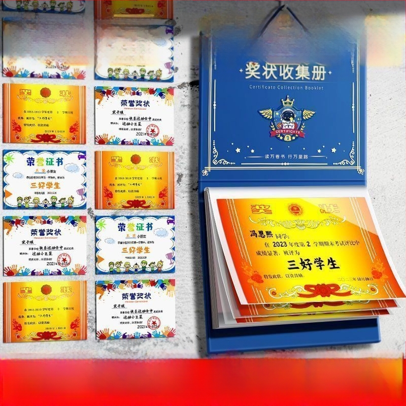 Certifikatų kolekcijos knyga su sieniniu laikikliu, plastikinis saugojimo dėklas, 40 puslapių, storis 0,04 mm.