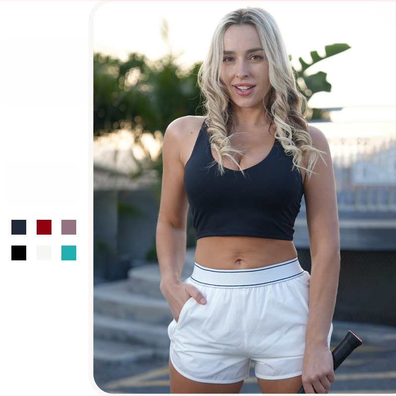 Moterų be rankovių haltero jogos viršūnė su krūtinės pagalvėlėmis ir nailoninių šortų komplektas (2025)