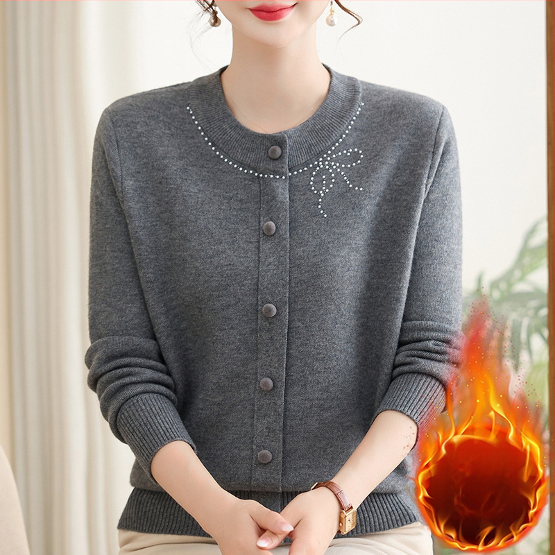 Megztinis su gobtuvu vidutinio amžiaus moterims, fliso įdaila, apvali kaklo linija, ilgomis rankovėmis, laisvas kirpimas, mašos raštas, poliesterio pluoštas 80–90%