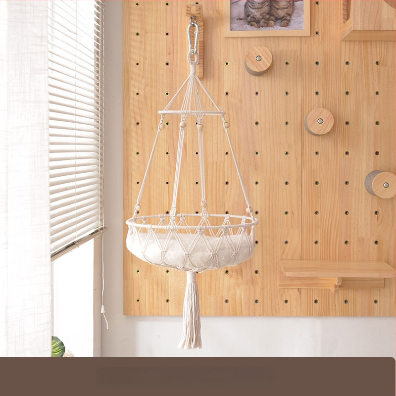 Koka sienas kaķu kāpņu rāmis ar integrētu guļvietu un plauktu, vienkāršs stils, bez urbuma