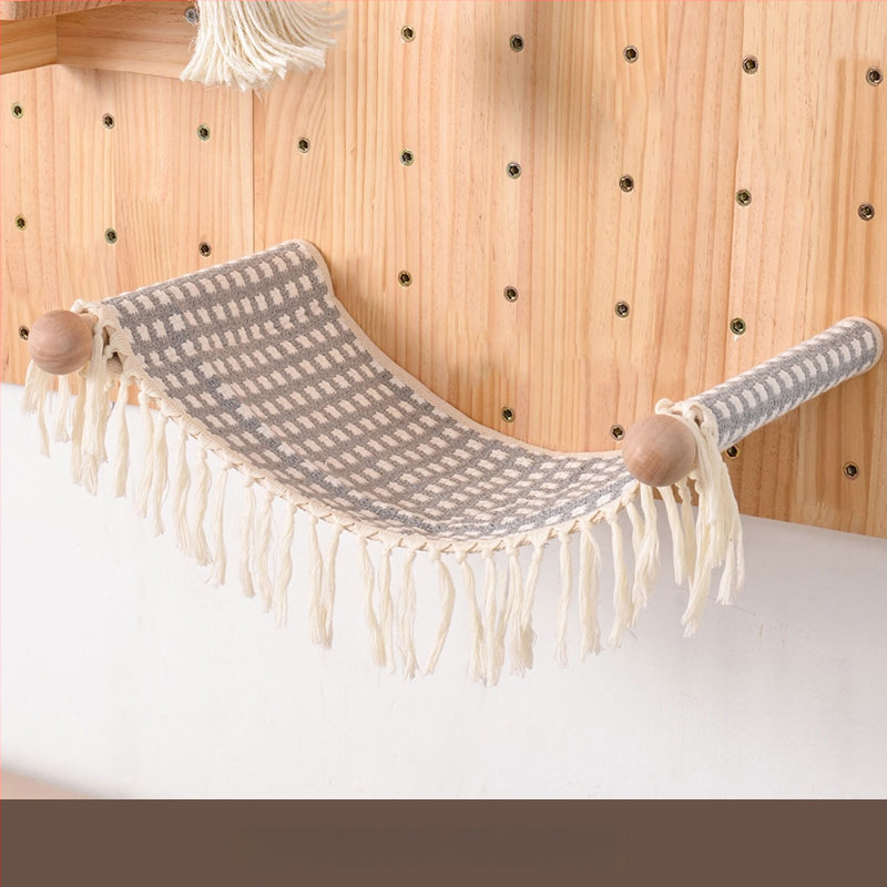 Koka sienas kaķu kāpņu rāmis ar integrētu guļvietu un plauktu, vienkāršs stils, bez urbuma