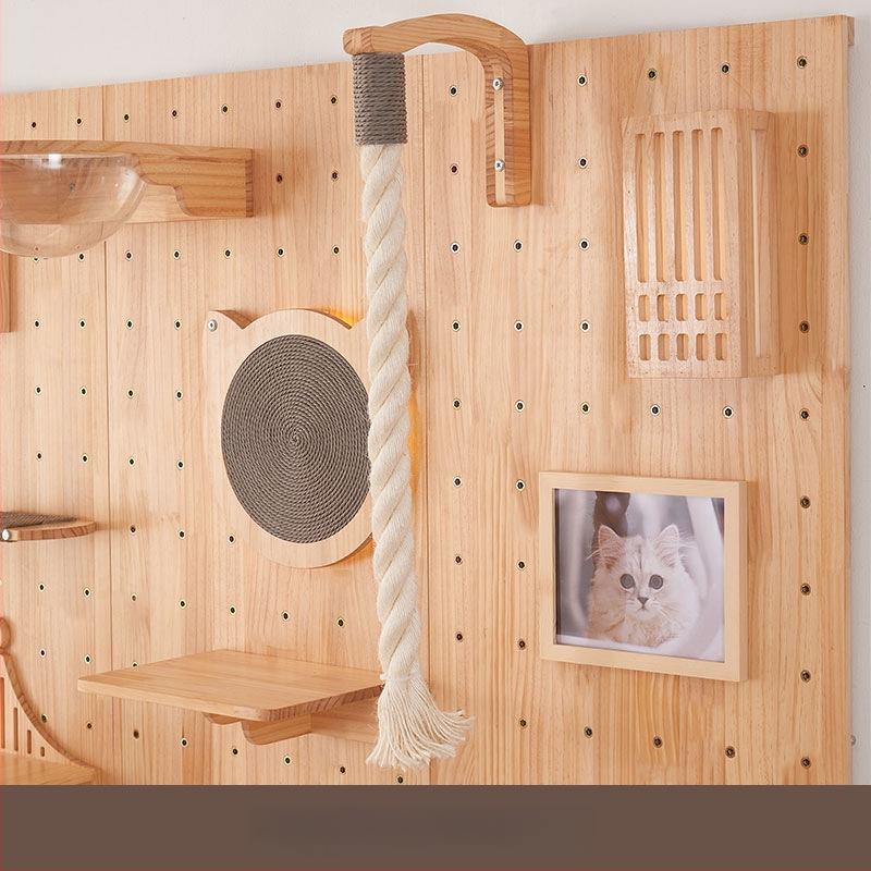 Koka sienas kaķu kāpņu rāmis ar integrētu guļvietu un plauktu, vienkāršs stils, bez urbuma