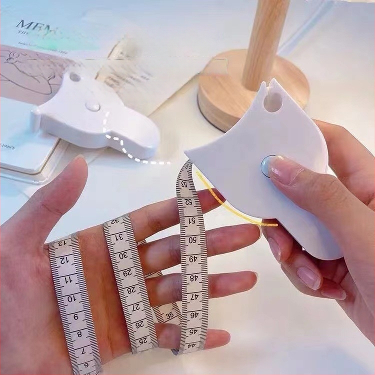 Namų naudojimui skirtas trijų apimčių matavimo liniuotė: juosmens, krūtinės ir klubų matavimui; dvipusė skalė; atsparus dėvėjimuisi; aukšta tikslumas; traukiama atgal; plastikinė