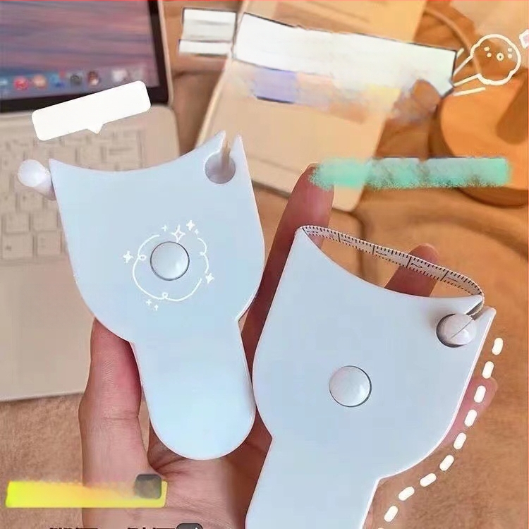 Namų naudojimui skirtas trijų apimčių matavimo liniuotė: juosmens, krūtinės ir klubų matavimui; dvipusė skalė; atsparus dėvėjimuisi; aukšta tikslumas; traukiama atgal; plastikinė