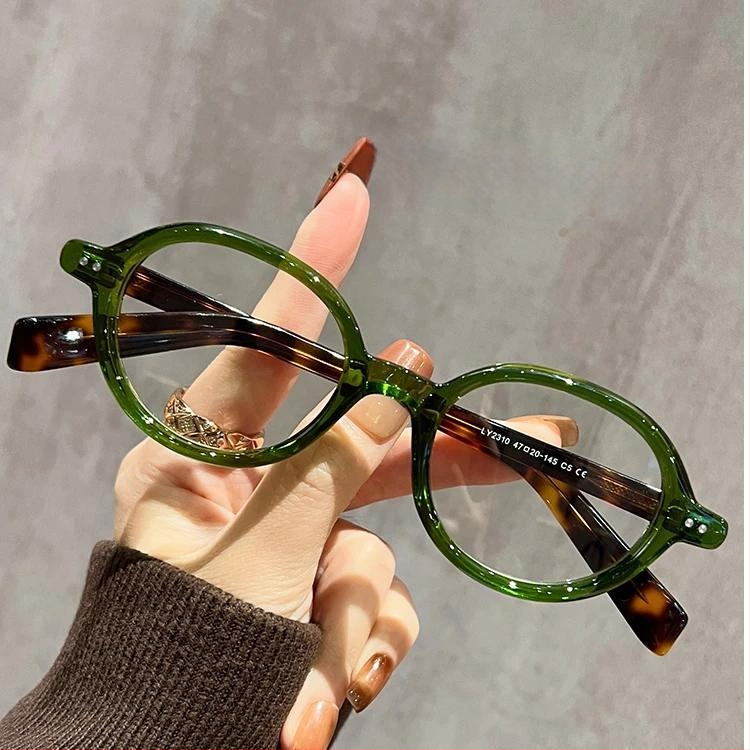 Presbiopiniai akiniai su apsauga nuo mėlynos šviesos ir radiacijos; lęšiai PC; pilnas rėmas; ovalo formos rėmas; leidimas 2024 m. rudenį.