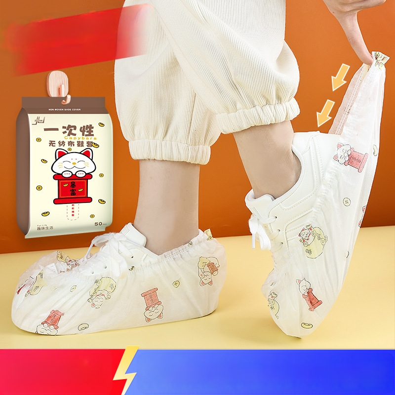 Vienkartiniai batų uždangalai iš netinko audinio, stori, su karikatūriniu atspaudų motyvu, vidiniam naudojimui; logotipo spausdinimas galimas