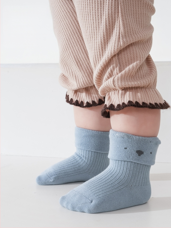 Beebide sokid kammitud puuvillast; hingavad, imavad higi; keskmise pikkusega toru; kolm paari pakendis