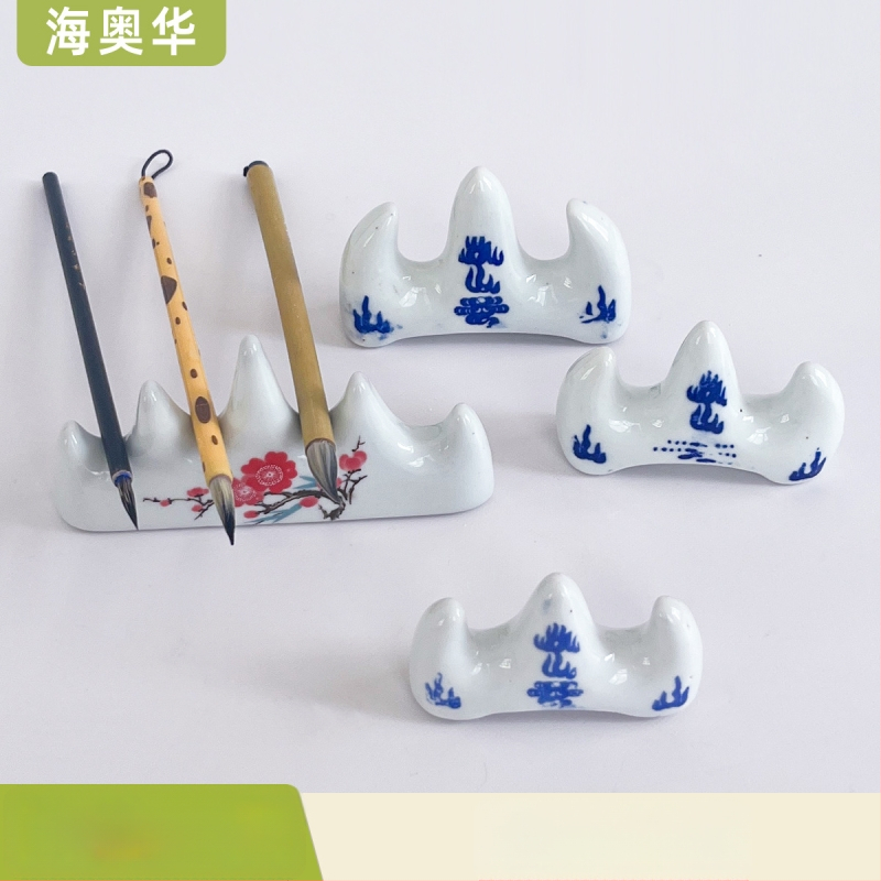 Keraminis šepetėlių laikiklis kalno formos, mėlynos ir baltos porcelianos stilius, piešimui ir meno pamokoms