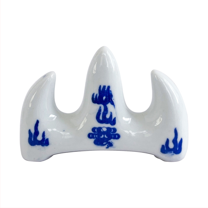 Keraminis šepetėlių laikiklis kalno formos, mėlynos ir baltos porcelianos stilius, piešimui ir meno pamokoms