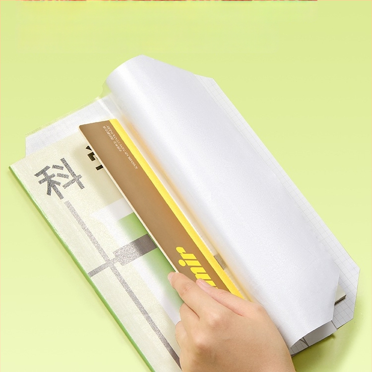 Pašlīmējošs matēts caurspīdīgs grāmatas vāks 1.–2. klasei – segmentēts dizains, viegla uzklāšana, 2025. gada jauns stils; dāvana klasesbiedram