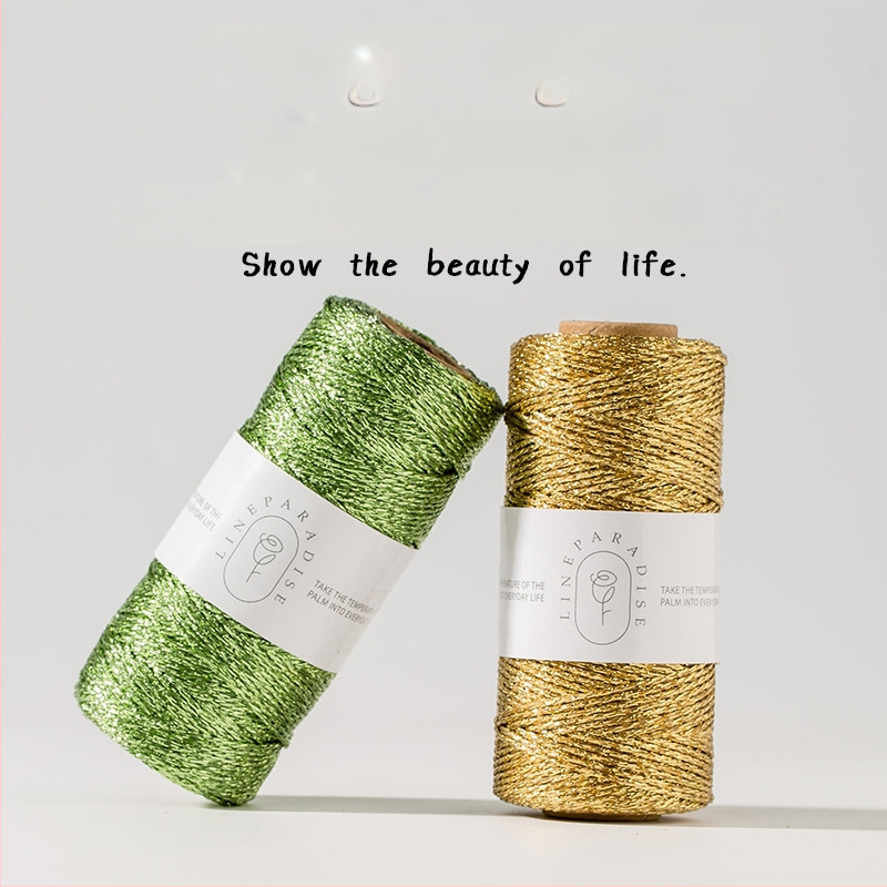 Auksinio ir sidabro siūlas | Prekės ženklas: Pure plain weave; Pagrindinė medžiaga: poliesteris; Pritaikymas: apyrankėms, etikečių virvėms, avalynei, bagažo aksesuarams, siuvinėjimui.