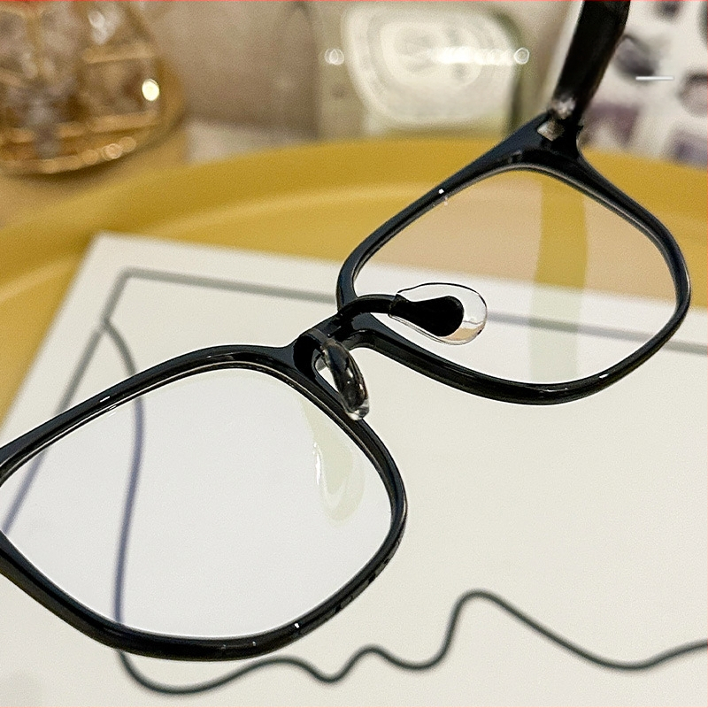 Akiniai su padengtais lęšiais, plastmasinis rėmas, modelis 11546, lęšio storis 1.0 mm, pavasaris 2025