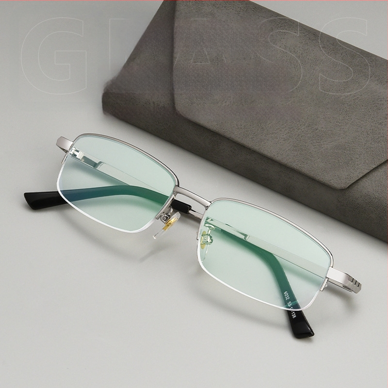 Lasīšanas brilles no ļoti vieglas sakausējuma ar pusrāmja rāmi, AC lēcas, anti-zilā gaismas aizsardzība un radiācijas izturība.