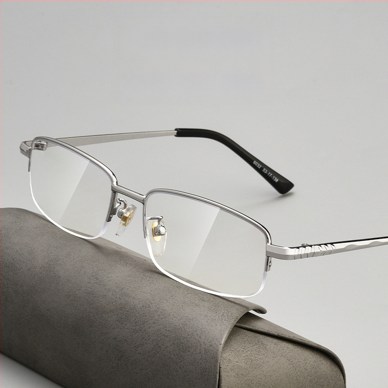Lasīšanas brilles no ļoti vieglas sakausējuma ar pusrāmja rāmi, AC lēcas, anti-zilā gaismas aizsardzība un radiācijas izturība.