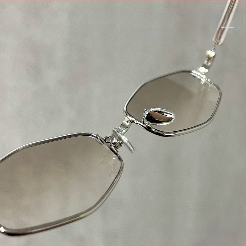 Metaliniai akiniai rėmeliai cat-eye stiliaus su polygonal dizainu, reguliuojamas rėmas, lęšiai nuo mėlynos šviesos, lęšių storis 1.0 mm, modelis 12019.