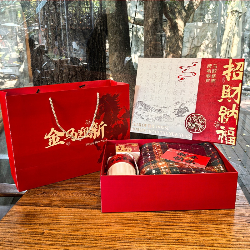 Kingituste komplekt termos ja salliga | Pidulik Hiina stiil, Hobuseaasta teema | Materjal: kaetud paber + hall kartong; Bränd: Keyan; Tootmine: trükkimine + kuumpress; Karbi tüüp: õnnelik kingituste karp; Kaasas vastuvõtu kott hobuse motiiviga