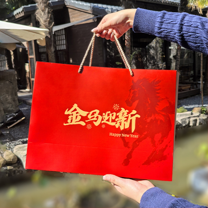 Kingituste komplekt termos ja salliga | Pidulik Hiina stiil, Hobuseaasta teema | Materjal: kaetud paber + hall kartong; Bränd: Keyan; Tootmine: trükkimine + kuumpress; Karbi tüüp: õnnelik kingituste karp; Kaasas vastuvõtu kott hobuse motiiviga