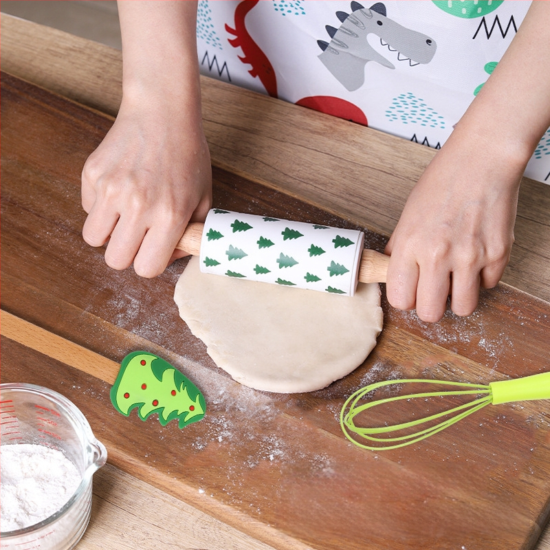 Cepšanas komplekts mājās: mīklas rulītis, silikona lāpstiņa un olu putotājs; materiāls silikons; neregulāra forma; paredzēts cepšanai