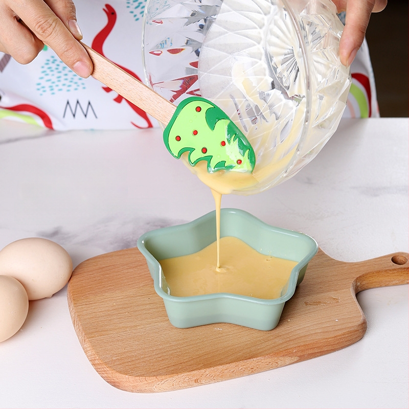 Cepšanas komplekts mājās: mīklas rulītis, silikona lāpstiņa un olu putotājs; materiāls silikons; neregulāra forma; paredzēts cepšanai