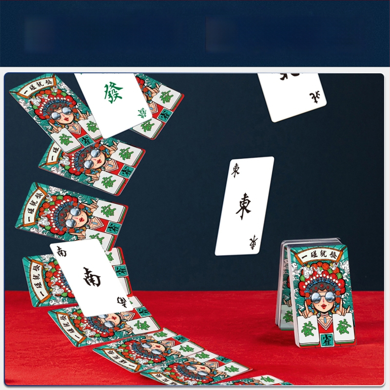 Reis Mahjongi mängukaardid — veekindlad, paksemad, kaasaskantav mini komplekt Mahjongi plaatidega; valge kartong; komplekt sisaldab kotti ja värvilist karpi; 14+ aastat.