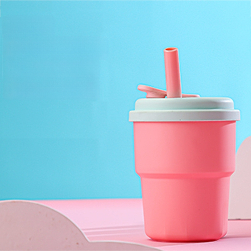 Vaikų gėrimų puodelis su silikonine šiaudeliu, plastmasinis, animacinio stiliaus, atsparus kritimui