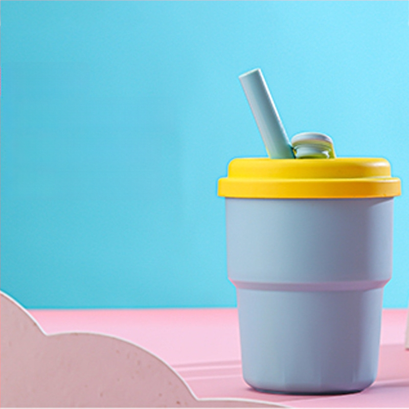 Vaikų gėrimų puodelis su silikonine šiaudeliu, plastmasinis, animacinio stiliaus, atsparus kritimui