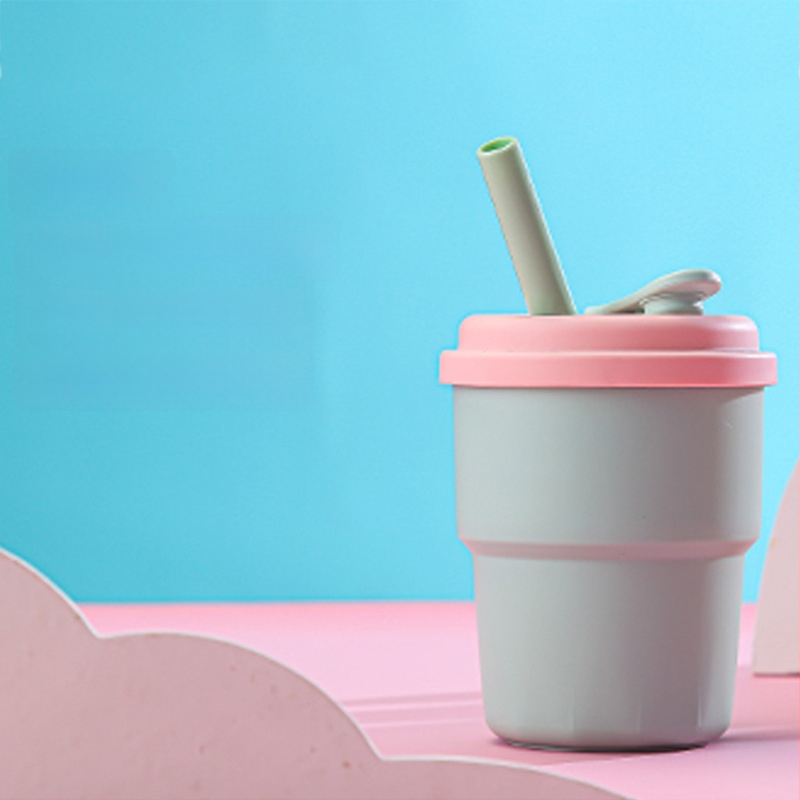 Vaikų gėrimų puodelis su silikonine šiaudeliu, plastmasinis, animacinio stiliaus, atsparus kritimui