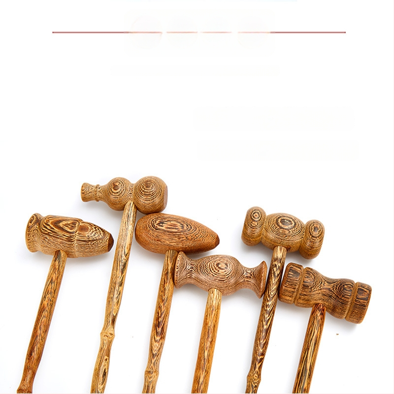 Medinis niežėjimo šukavimo įrankis ir dviejų paskirčių masažo įrankis su ilga rankena, rankų darbo tekstūra, medžiaga Redwood, modernus minimalistinis stilius namų apstatymui