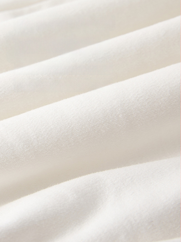 Miegmaišis kūdikiams ir vaikams — storas medvilnės audinys, vidinė danga iš gryno medvilnės (95%+), užpildas: cheminiai pluoštai, piešinys: karikatūrų motyvas