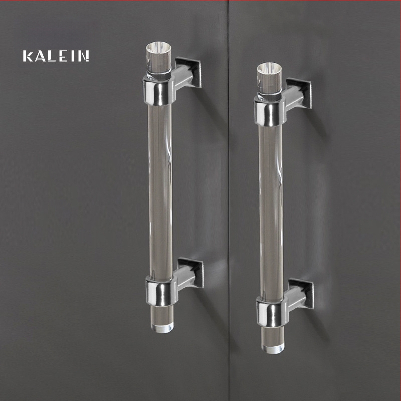 Spintelės durų rankenėlė – Modelis 96 • Medžiagos: akrilas, cinko lydinys • Stilius: šiuolaikinis minimalistinis • Pritaikymas: spintelės durims