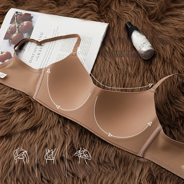 Be siūlių bevielė liemenėlė su 3/4 kupolais, molduoti kupolai iš nailono, pagrindinis audinys nailonas-elastanas, fiksuotos dvigubos pečių juostos ir dvigubas nugaros užsegimas