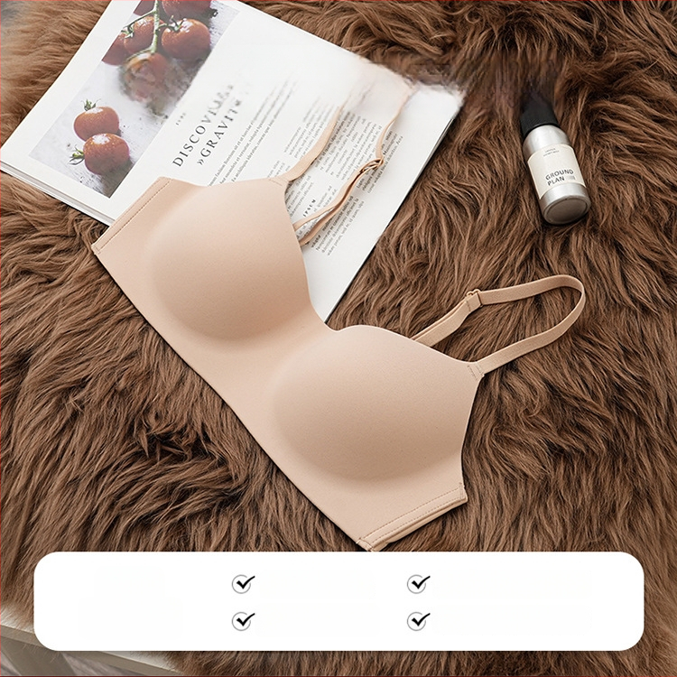 Be siūlių bevielė liemenėlė su 3/4 kupolais, molduoti kupolai iš nailono, pagrindinis audinys nailonas-elastanas, fiksuotos dvigubos pečių juostos ir dvigubas nugaros užsegimas