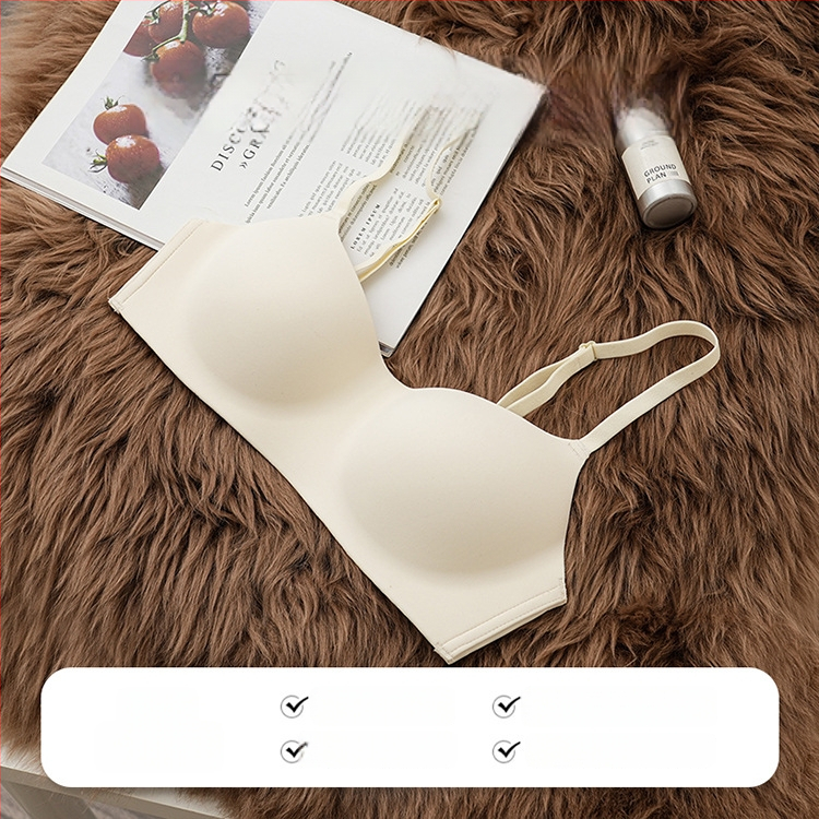 Be siūlių bevielė liemenėlė su 3/4 kupolais, molduoti kupolai iš nailono, pagrindinis audinys nailonas-elastanas, fiksuotos dvigubos pečių juostos ir dvigubas nugaros užsegimas