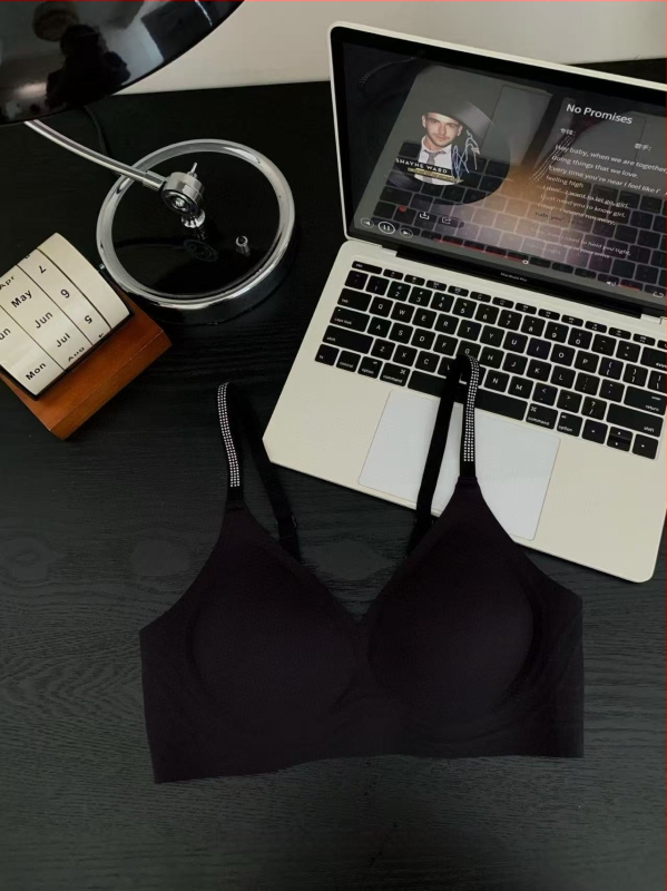 Push-Up liemenėlė su krištolais, 3/4 puodelio, ploni formuoti puodeliai, be metalo žiedo, fiksuotos petnešėlės, nugarinis užsegimas su 3 eilučių kabliukų