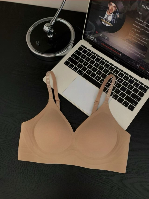 Push-Up liemenėlė su krištolais, 3/4 puodelio, ploni formuoti puodeliai, be metalo žiedo, fiksuotos petnešėlės, nugarinis užsegimas su 3 eilučių kabliukų