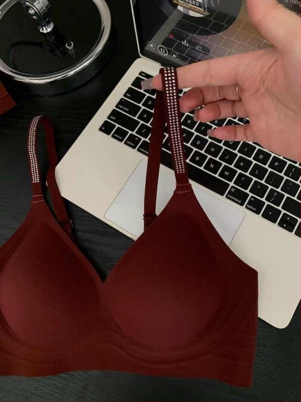 Push-Up liemenėlė su krištolais, 3/4 puodelio, ploni formuoti puodeliai, be metalo žiedo, fiksuotos petnešėlės, nugarinis užsegimas su 3 eilučių kabliukų