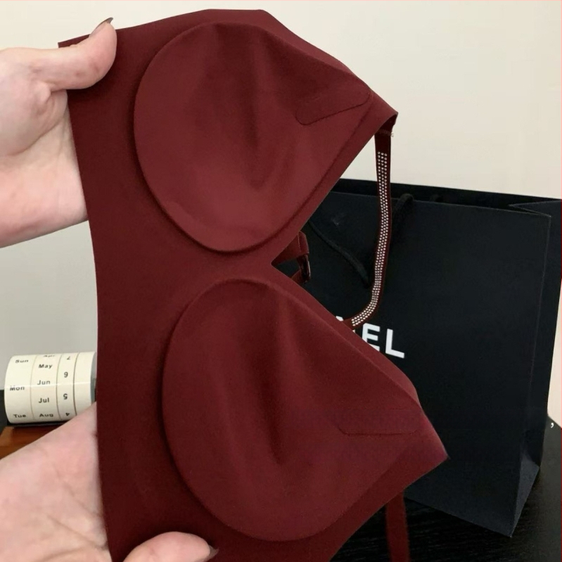 Push-Up liemenėlė su krištolais, 3/4 puodelio, ploni formuoti puodeliai, be metalo žiedo, fiksuotos petnešėlės, nugarinis užsegimas su 3 eilučių kabliukų