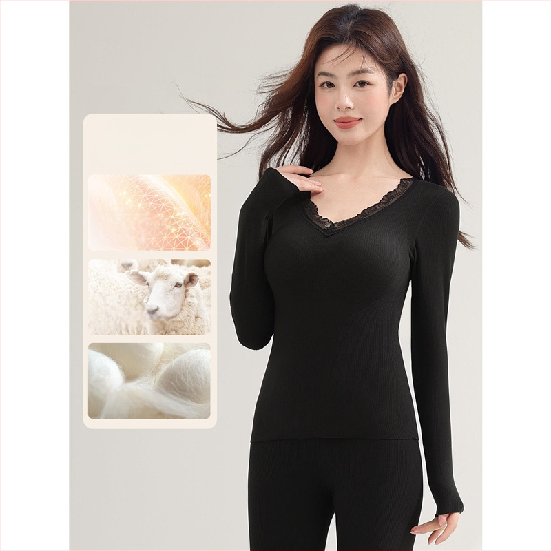 Moterų terminių apatinių komplektas su įdėta krūtinės pagalvėle, stora poliesterio medžiaga, V formos iškirptė, ilgomis rankovėmis viršutinė dalis ir kelnaitės (polieasterio audinys; įdėta krūtinės pagalvėlė; V- iškirptė; stora medžiaga)