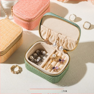 Rīsu velūra juvelierizstrādājumu kastīte prsteniem, auskarām un kulonam — pārnēsājama, augstas kvalitātes iepakojums